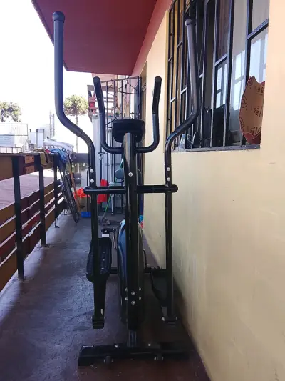 Bicicleta estática elíptica negra con pantalla digital - miniatura 4