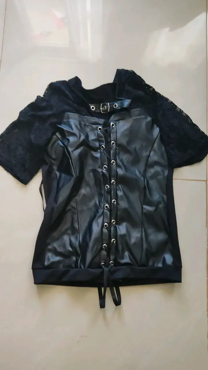 Blusa gótica negra con encaje y detalles de cuero