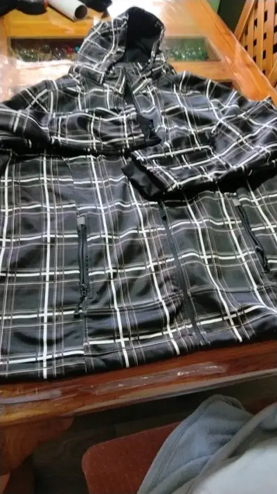 Chaqueta impermeable a cuadros para hombre - miniatura 1
