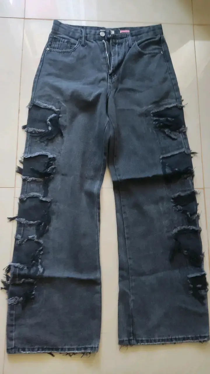 Jeans negros desgastados para mujer