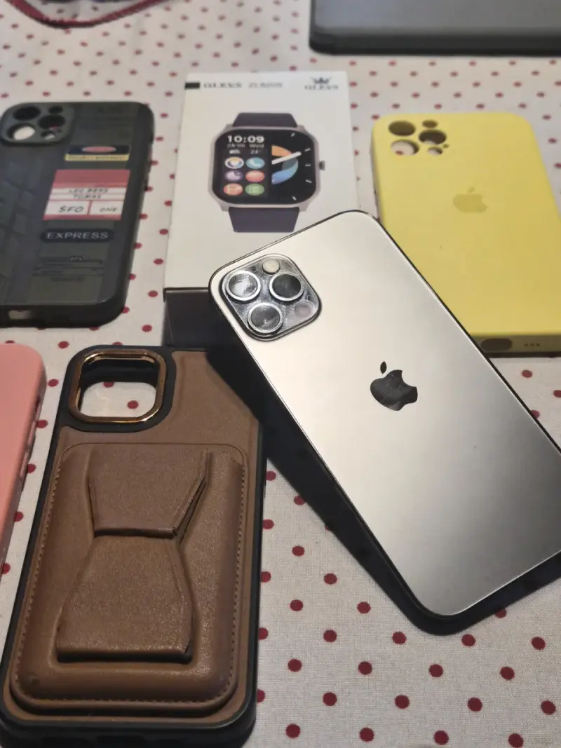 iPhone con accesorios y fundas variadas - 1