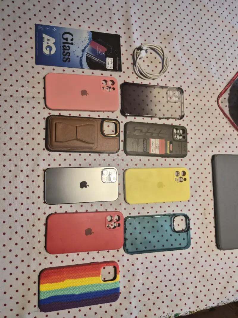 iPhone con accesorios y fundas variadas - 2