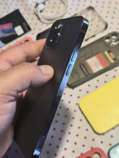 iPhone con accesorios y fundas variadas - miniatura 3