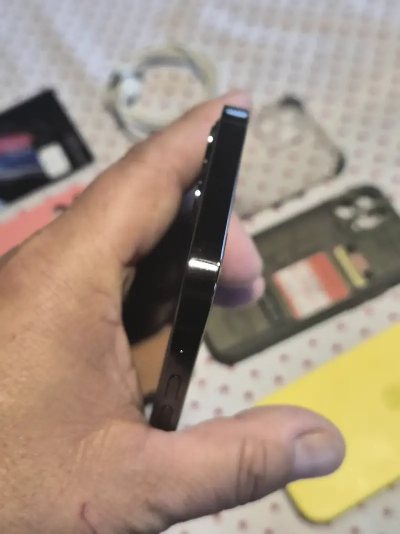 iPhone con accesorios y fundas variadas - 4