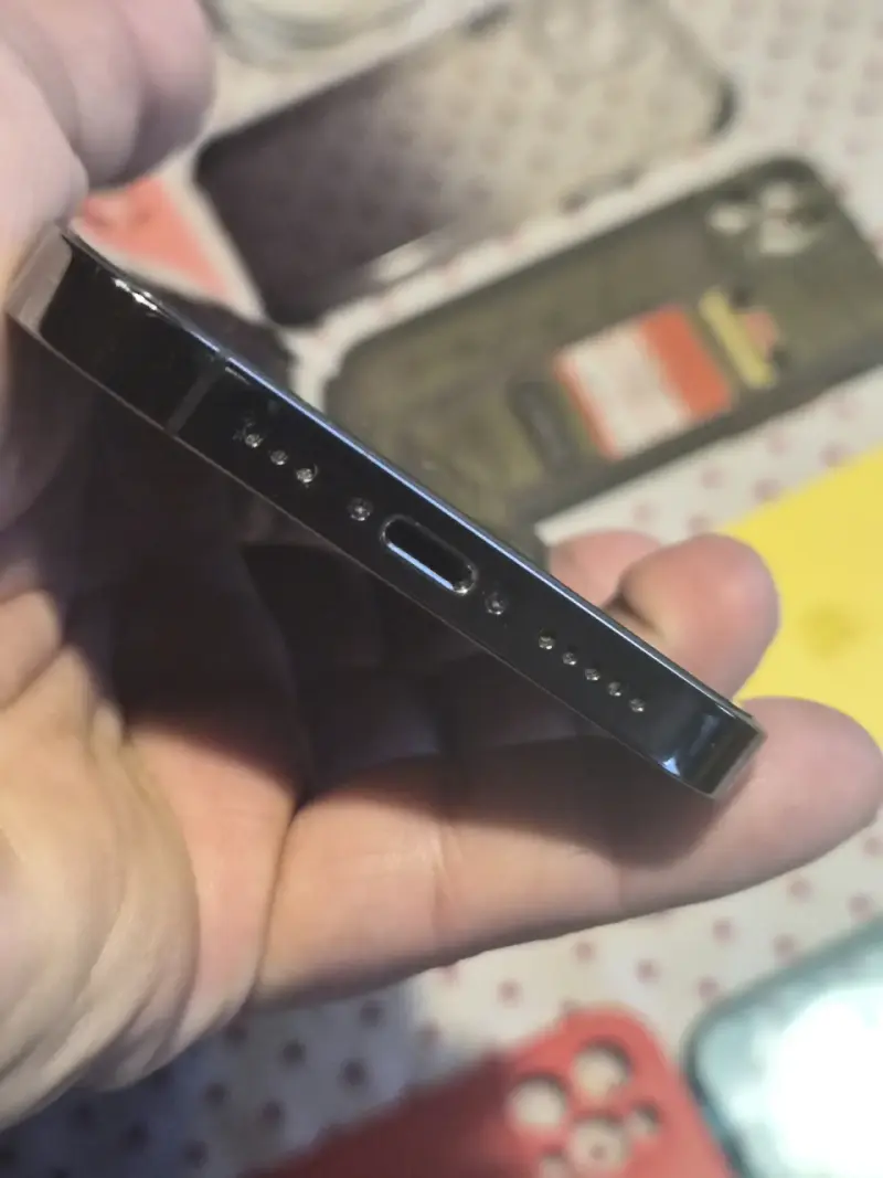 iPhone con accesorios y fundas variadas - 5