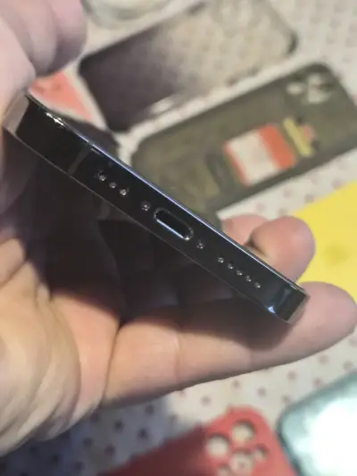 iPhone con accesorios y fundas variadas - miniatura 5