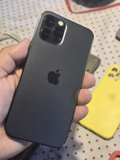 iPhone con accesorios y fundas variadas - miniatura 6