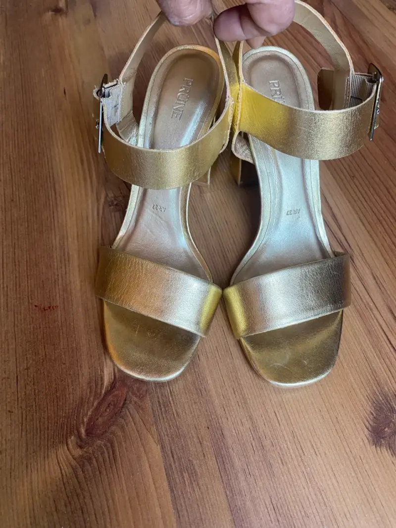 Sandalias doradas de tacón alto Prüne - 2
