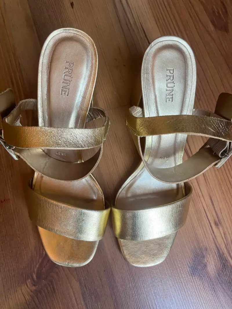 Sandalias doradas de tacón alto Prüne - 5