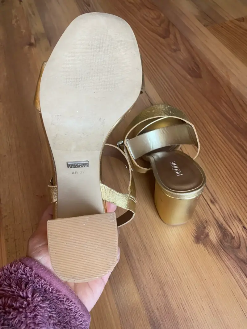 Sandalias doradas de tacón alto Prüne - 6