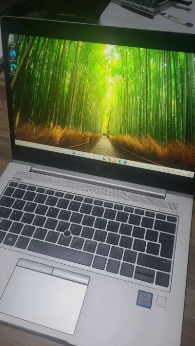 Laptop HP EliteBook con Intel Core i7 - miniatura 1