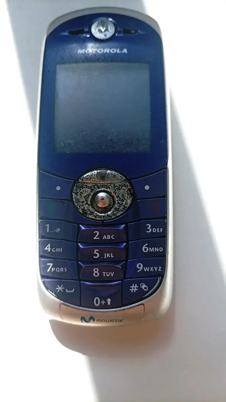 Teléfono celular Motorola antiguo con cámara VGA - 1