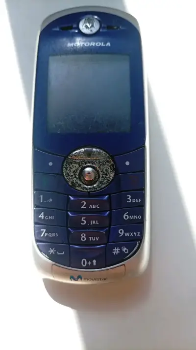 Teléfono celular Motorola antiguo con cámara VGA - miniatura 1