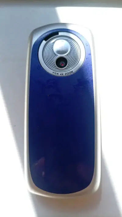 Teléfono celular Motorola antiguo con cámara VGA - miniatura 2