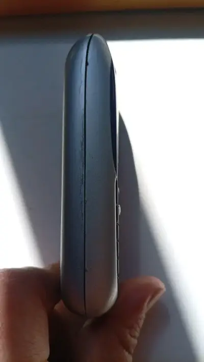 Teléfono celular Motorola antiguo con cámara VGA - miniatura 3