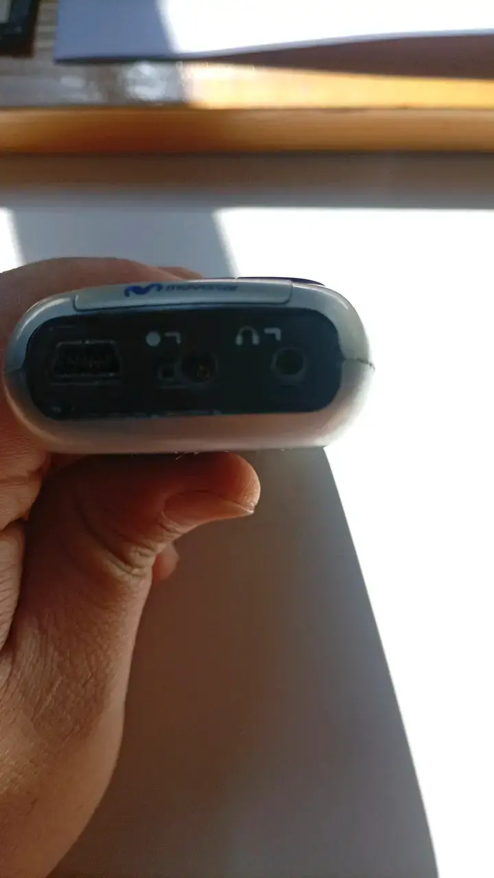 Teléfono celular Motorola antiguo con cámara VGA - 5