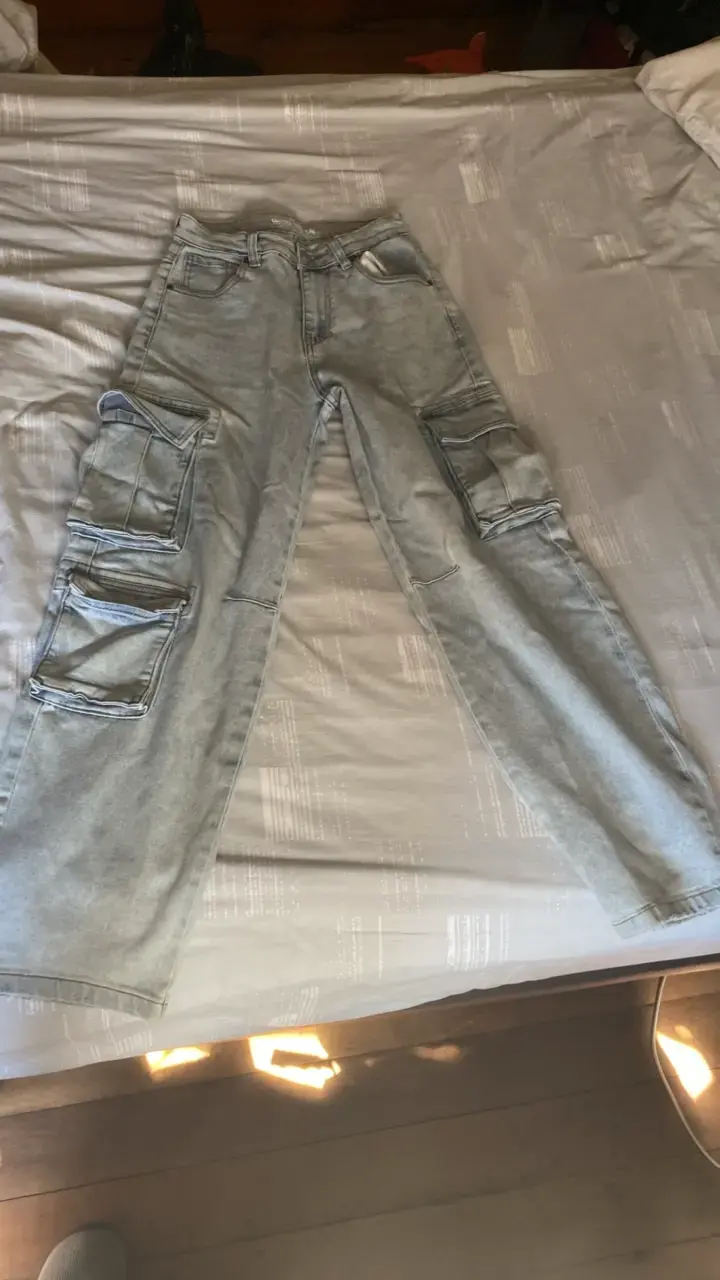 Jeans cargo gris claro con bolsillos - 1