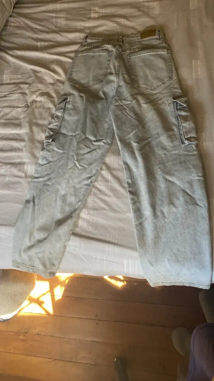 Jeans cargo gris claro con bolsillos - 2