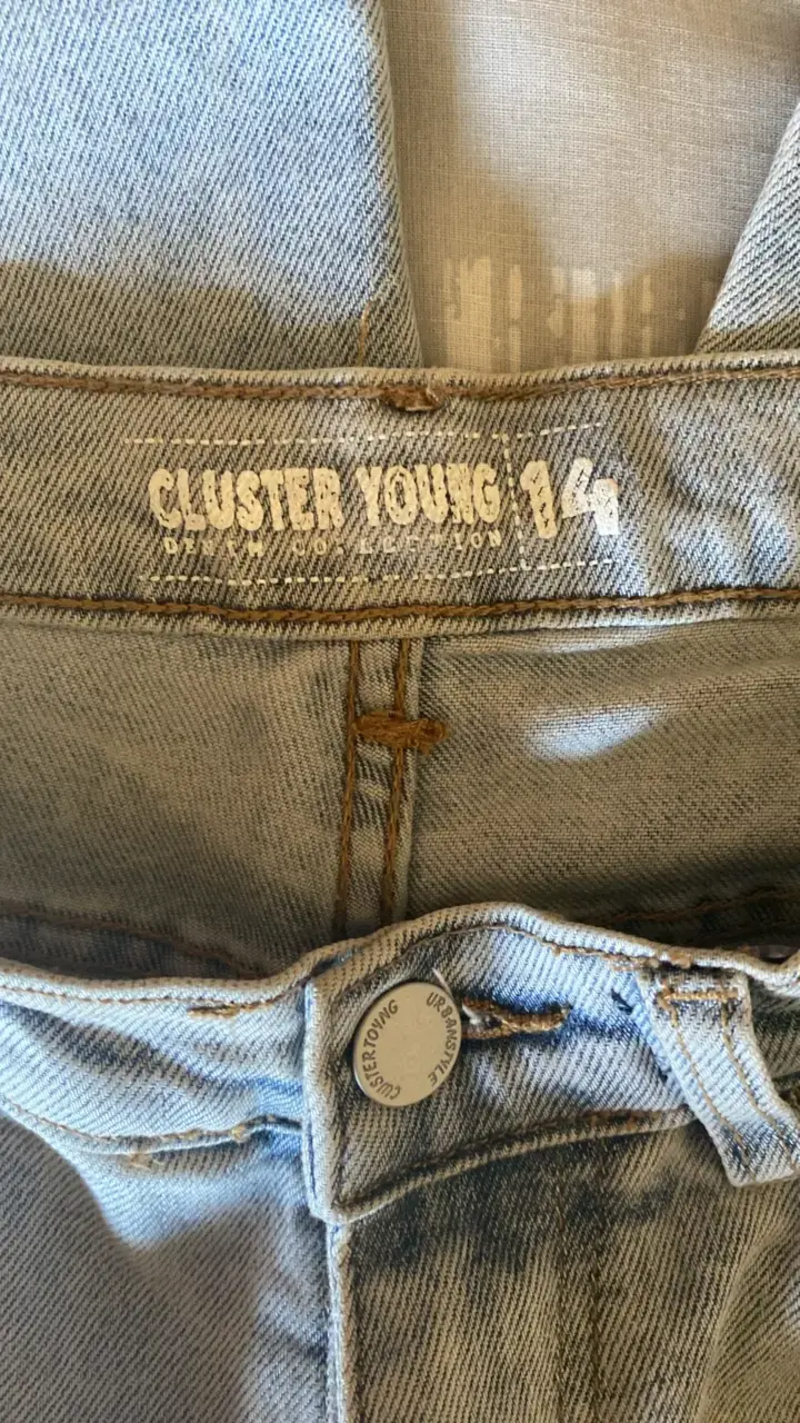 Jeans cargo gris claro con bolsillos - 3