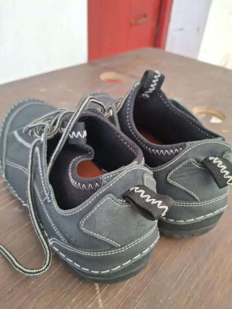 Zapatos de cuero azul con costuras decorativas - 1