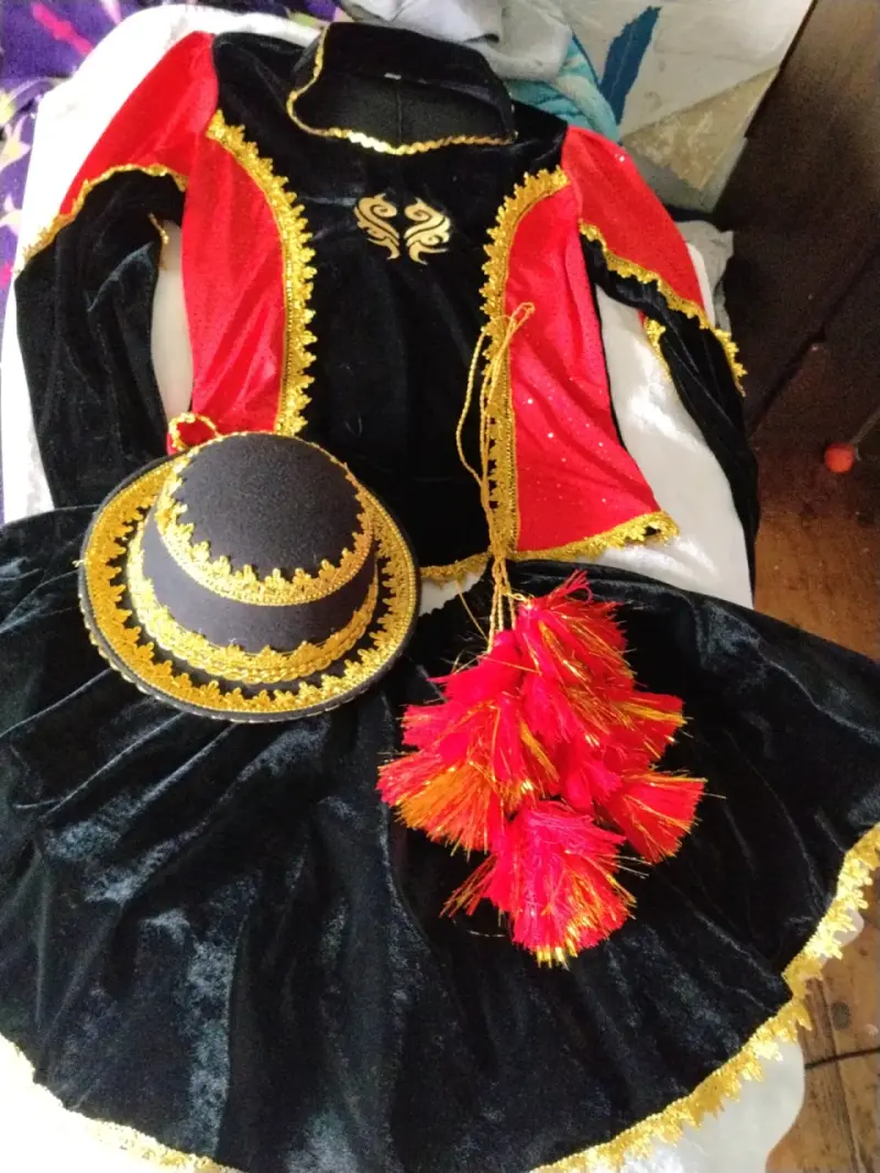 Traje de danza caporal con sombrero y pompones