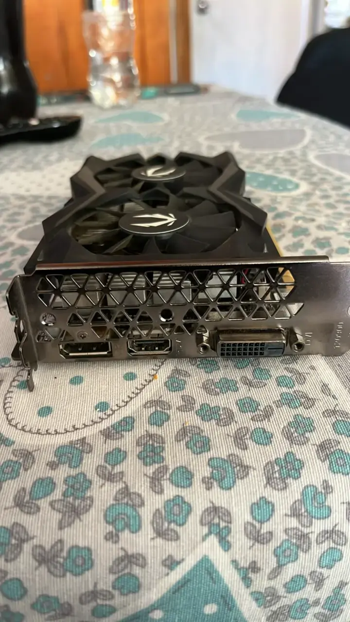 Tarjeta gráfica Zotac GeForce GTX 1650 4GB Vram - 2