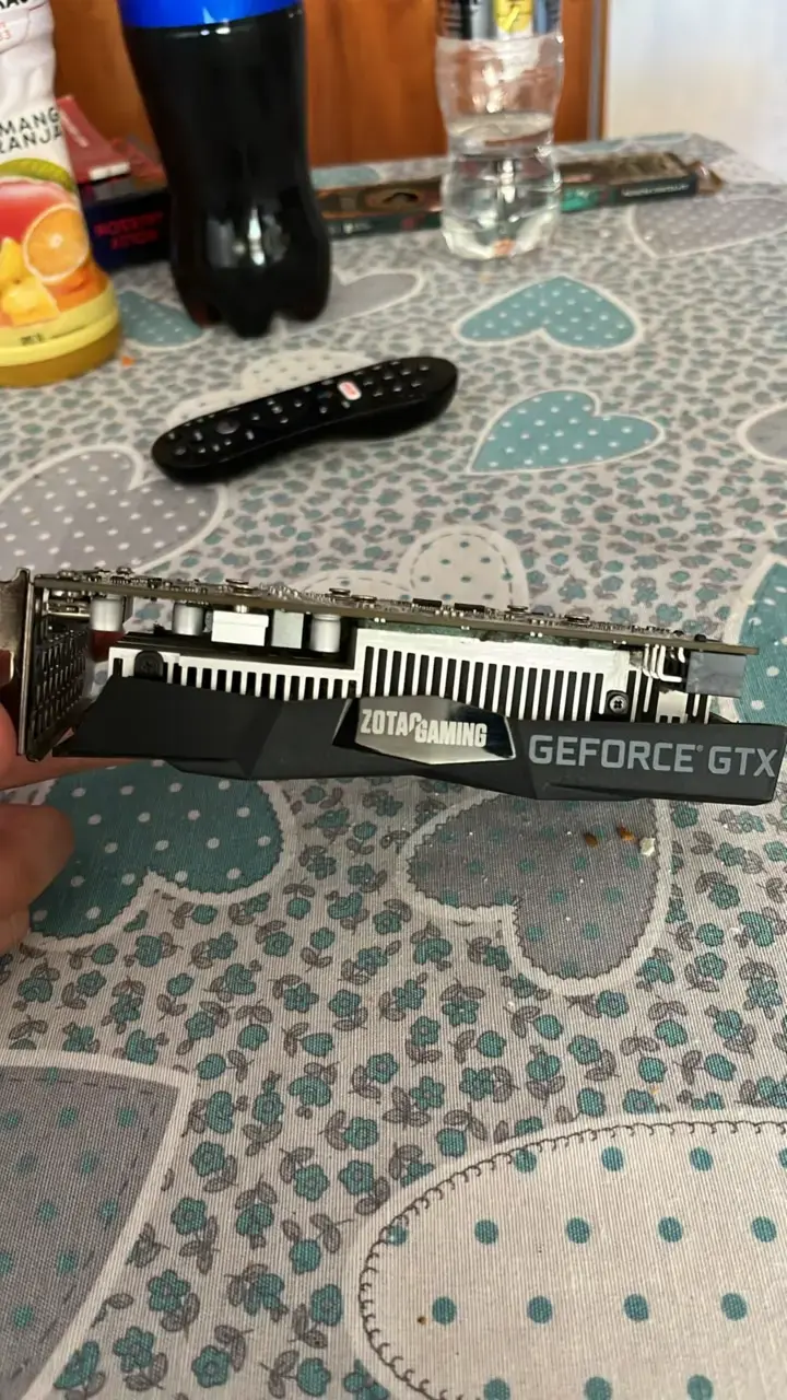Tarjeta gráfica Zotac GeForce GTX 1650 4GB Vram - 3