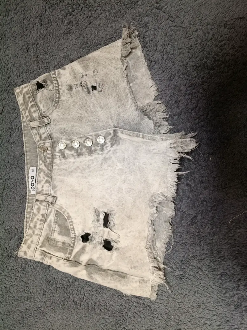 Shorts de mezclilla desgastados para mujer - 1