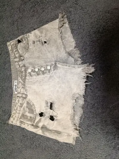 Shorts de mezclilla desgastados para mujer - miniatura 1