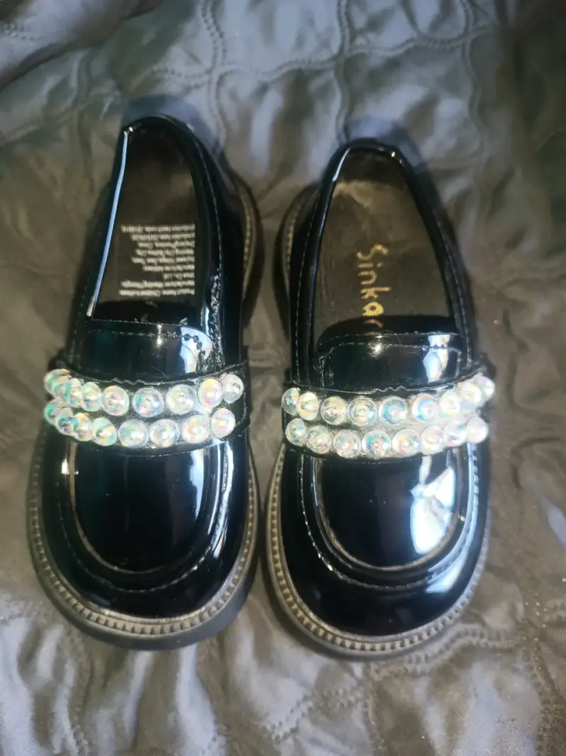 Zapatos de charol negro para niña con adornos brillantes