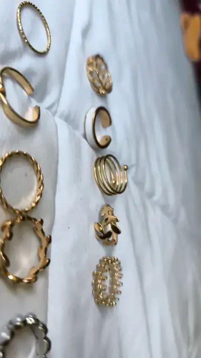 Set de anillos dorados y plateados - miniatura 3