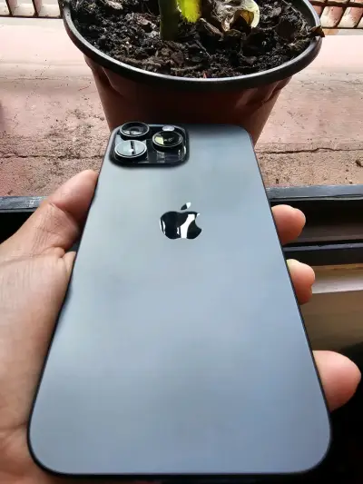 iPhone 16 Pro Max 256GB en excelente estado - miniatura 2