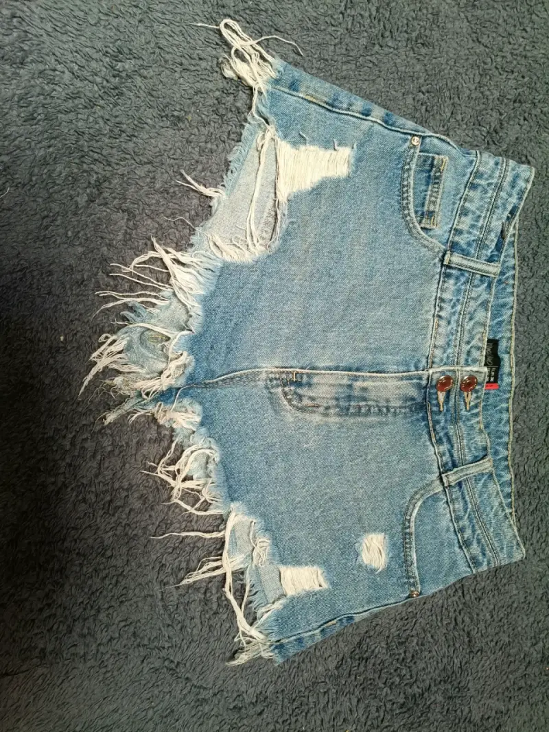 Shorts de mezclilla desgastados para mujer - 1