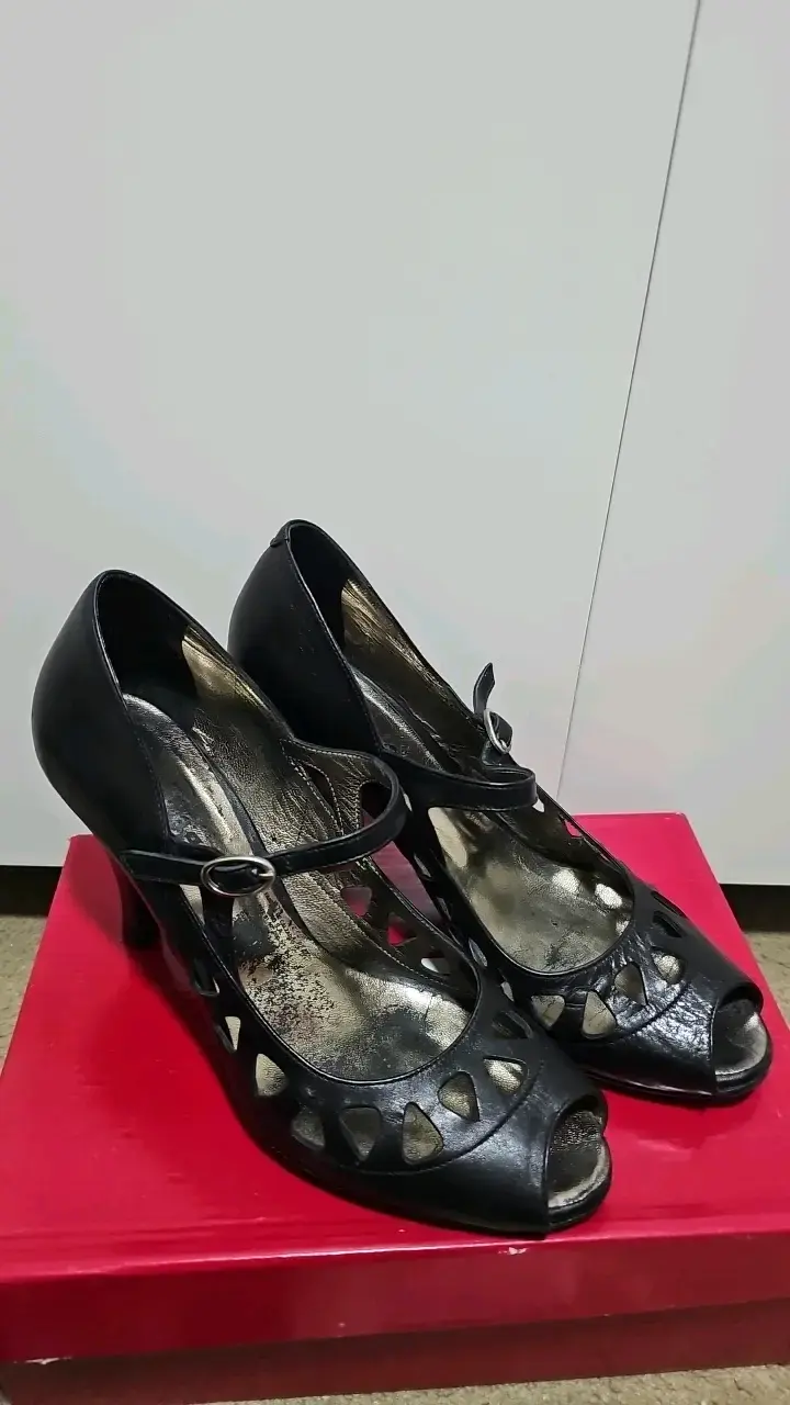 Zapatos de tacón negro con diseño calado - 1