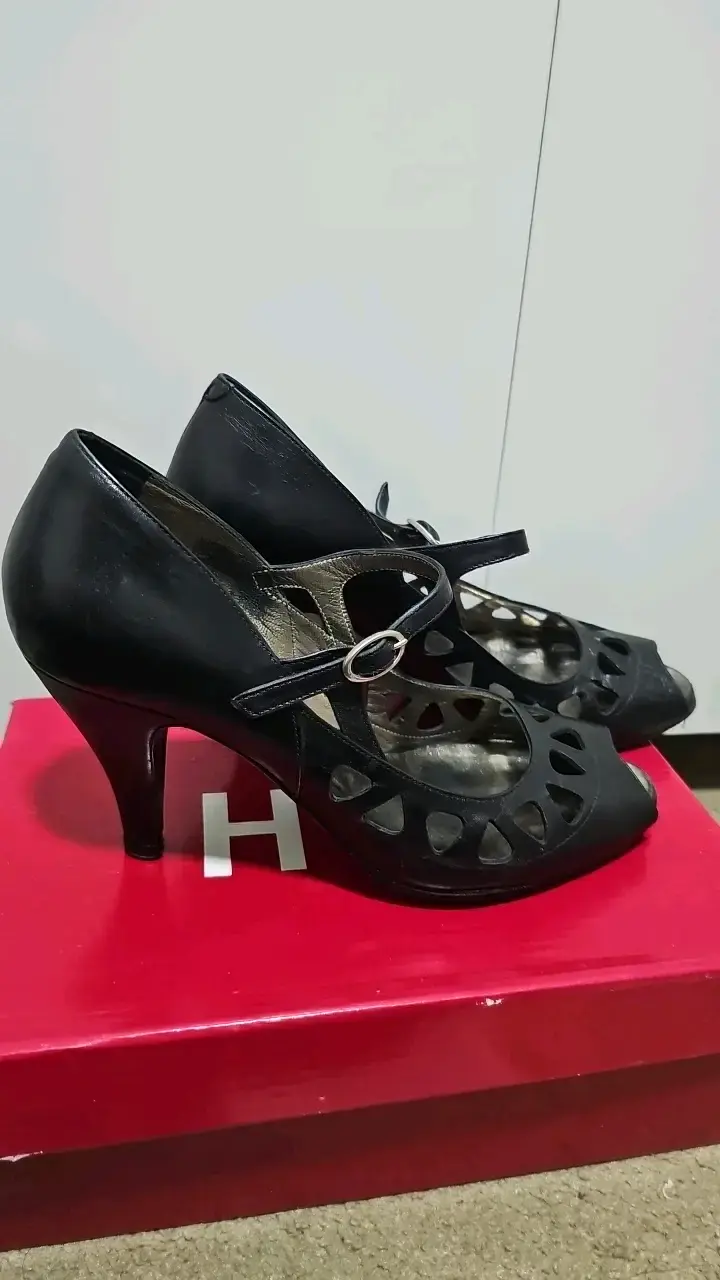 Zapatos de tacón negro con diseño calado - 2