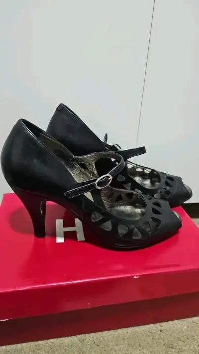 Zapatos de tacón negro con diseño calado - miniatura 2