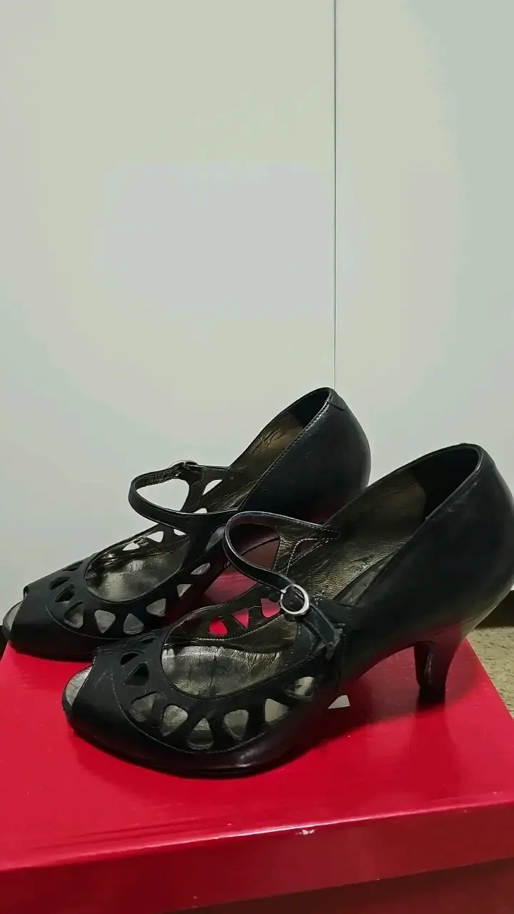 Zapatos de tacón negro con diseño calado - 4