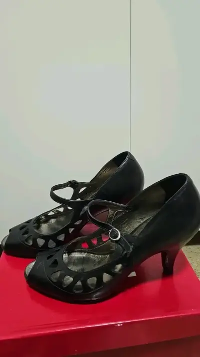 Zapatos de tacón negro con diseño calado - miniatura 4