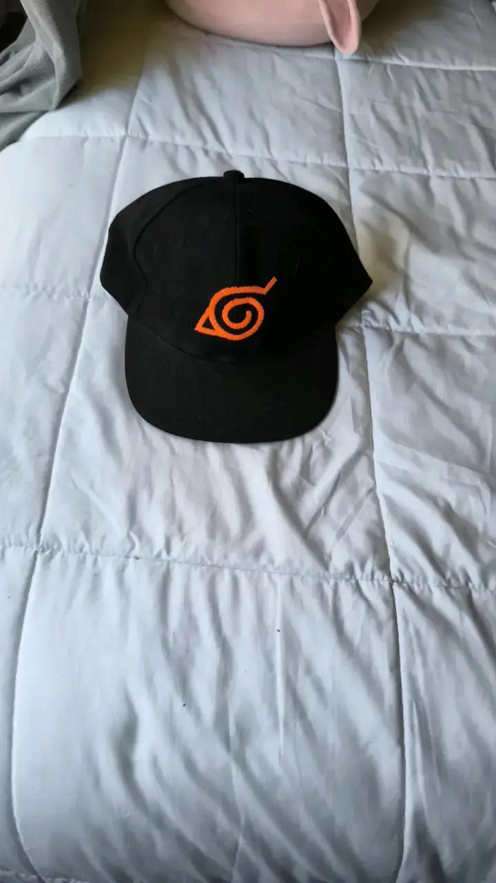Gorra negra con logo de Naruto