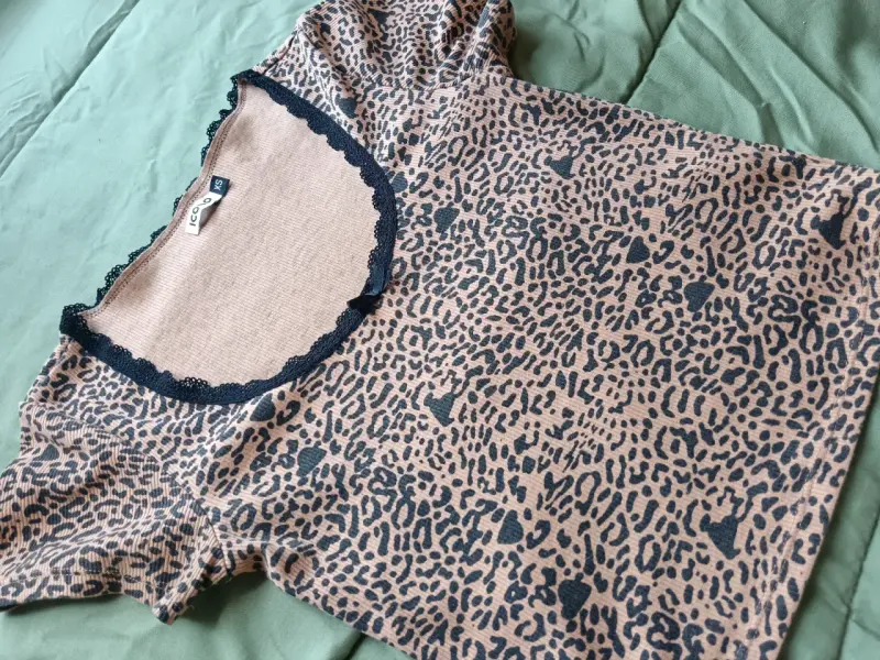 Polera estampado animal print con encaje