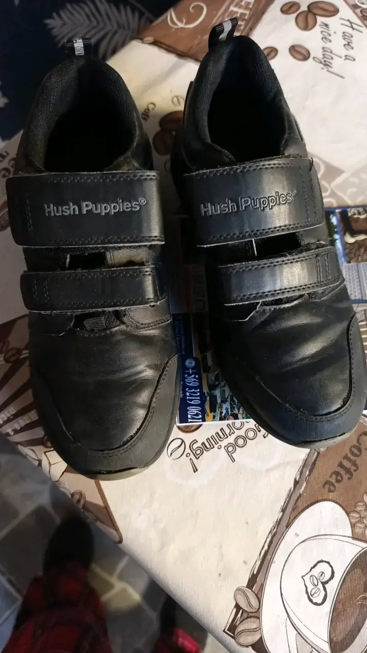 Zapatos escolares negros Hush Puppies con velcro
