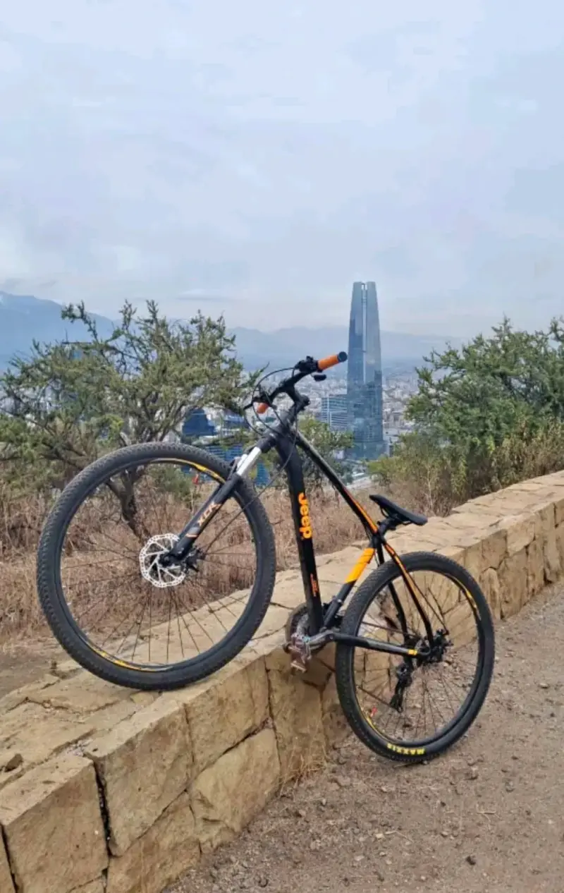 Bicicleta de montaña Jeep negra y naranja