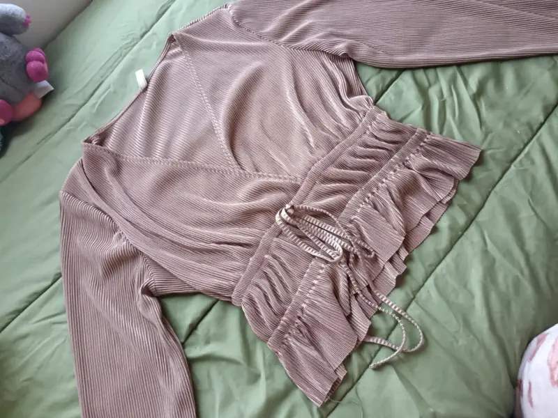 Blusa cruzada plisada color beige