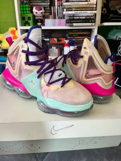 Zapatillas deportivas Nike multicolor con diseño moderno - miniatura 1