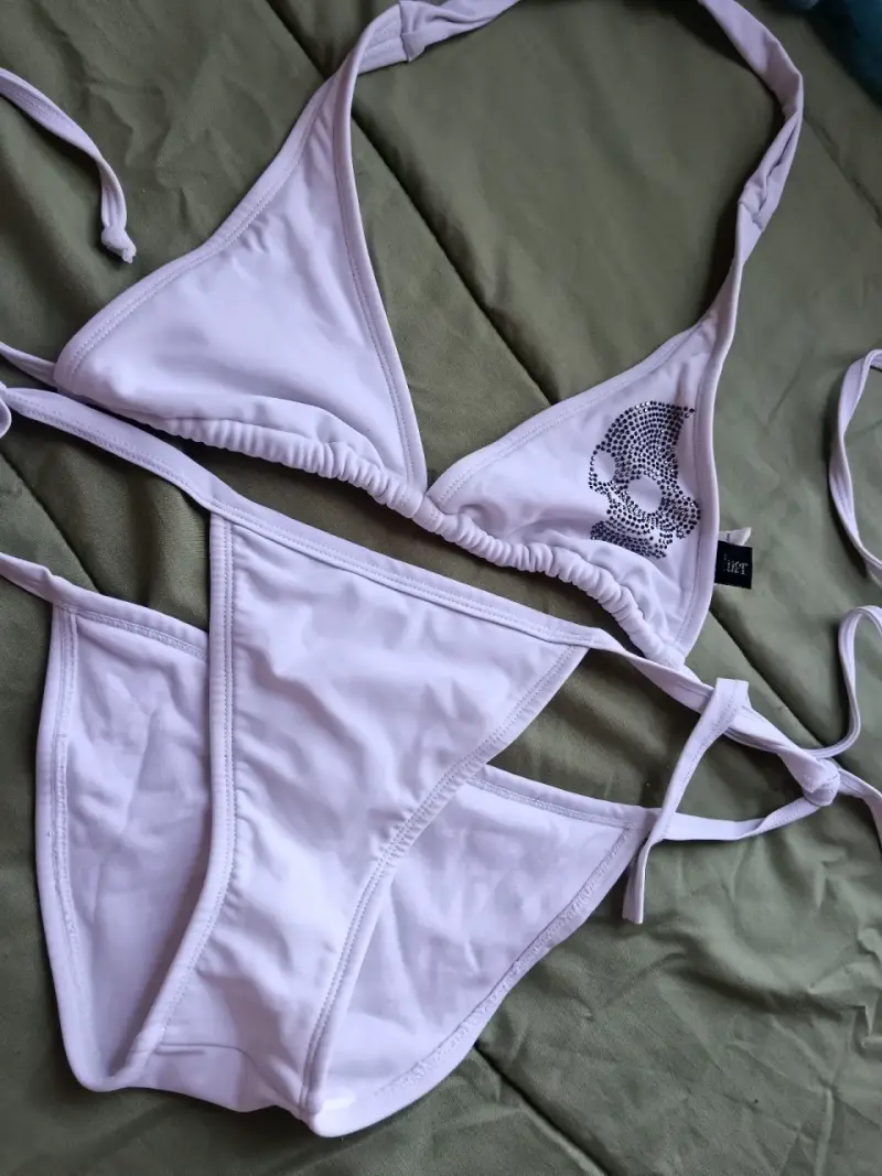 Bikini blanco con diseño de calavera - 1