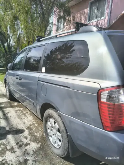 Kia grand Carnival 2009 exelente estado - miniatura 3
