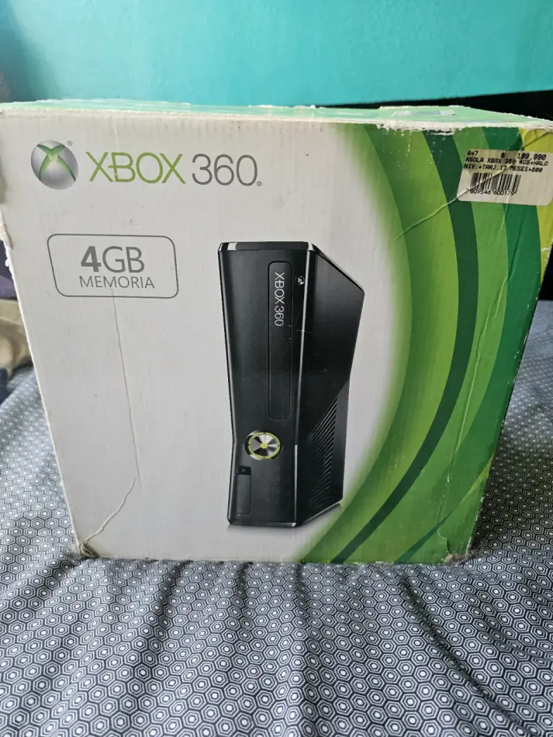 Consola Xbox 360 4GB con juegos y controles - 1