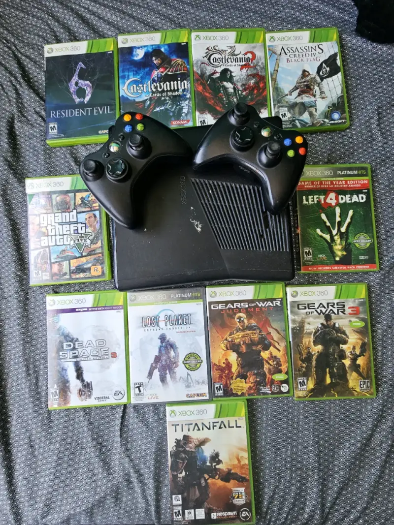 Consola Xbox 360 4GB con juegos y controles - 2
