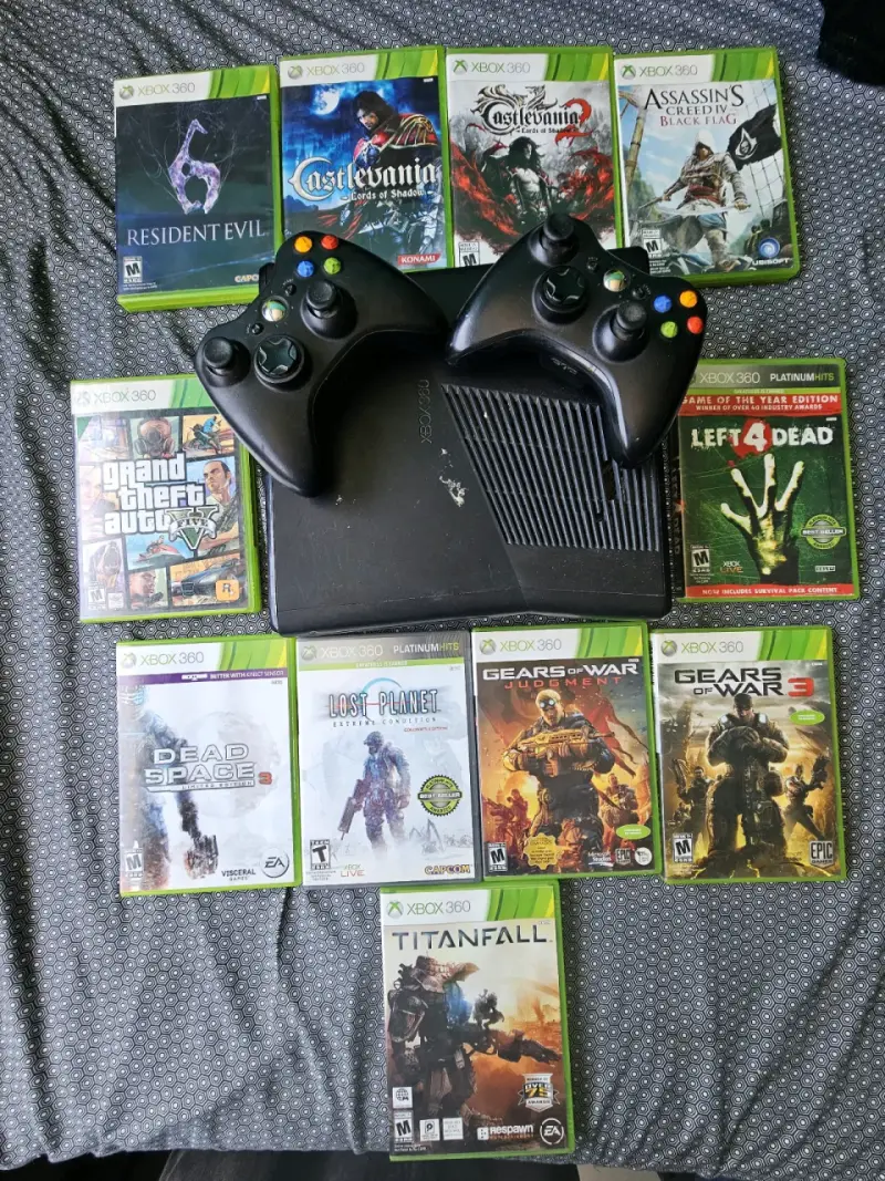 Consola Xbox 360 4GB con juegos y controles - 3