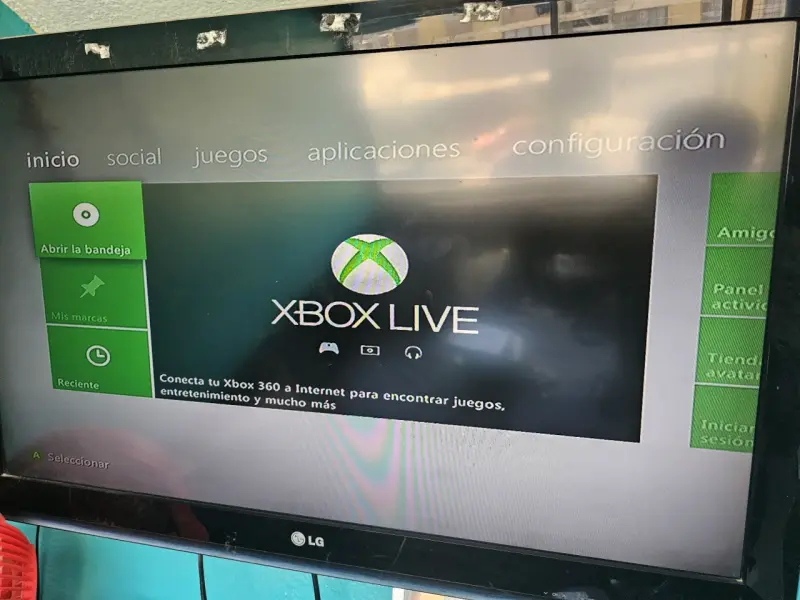 Consola Xbox 360 4GB con juegos y controles - 5